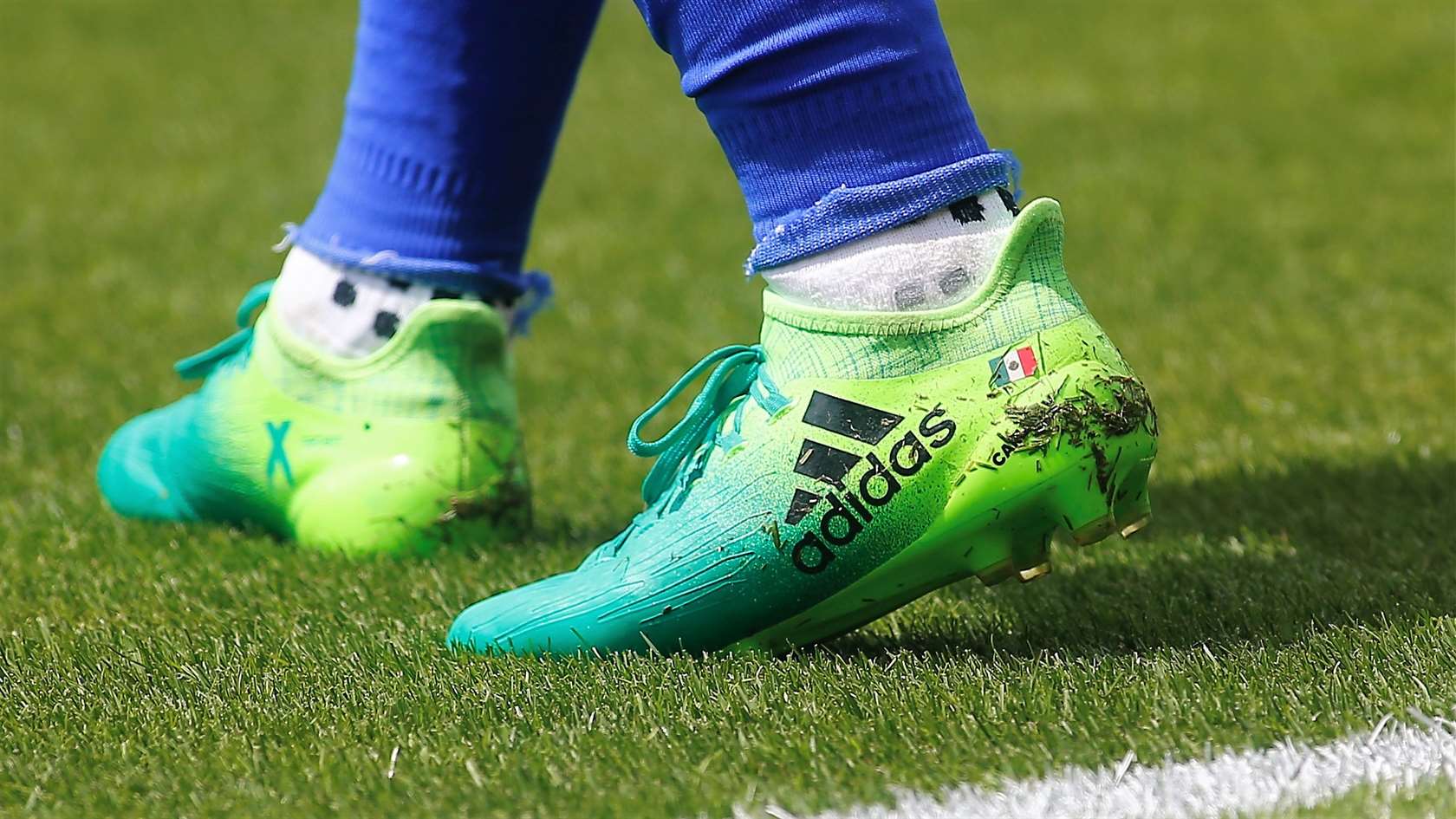 España Mujer carga Carlos Vela te regala sus botas - Real Sociedad de Fútbol S.A.D.